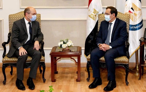 الملا يبحث سبل التعاون في مجال البترول والغاز مع السفير المجري